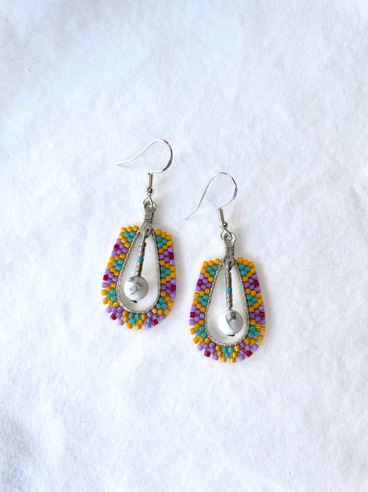 Multicoloured earrings with howlite